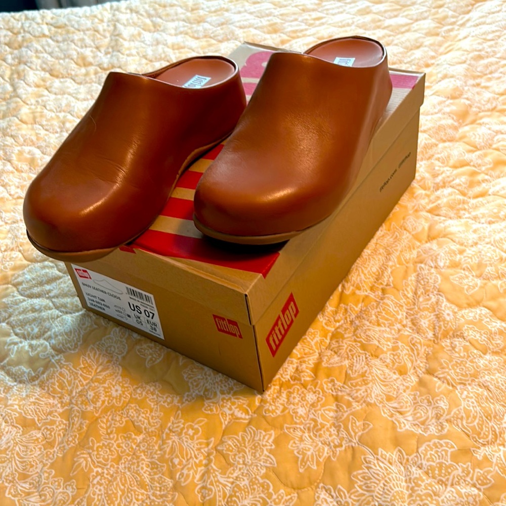 Fit Flop Shuv Leather Clogs in light tan. Size 7